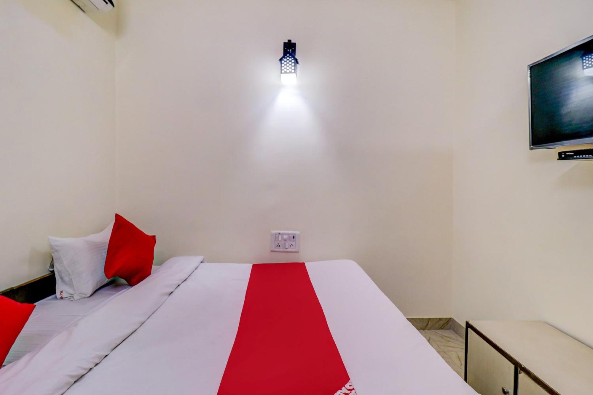 Hotel O Rs Hotels Near Pitampura Metro デリー エクステリア 写真