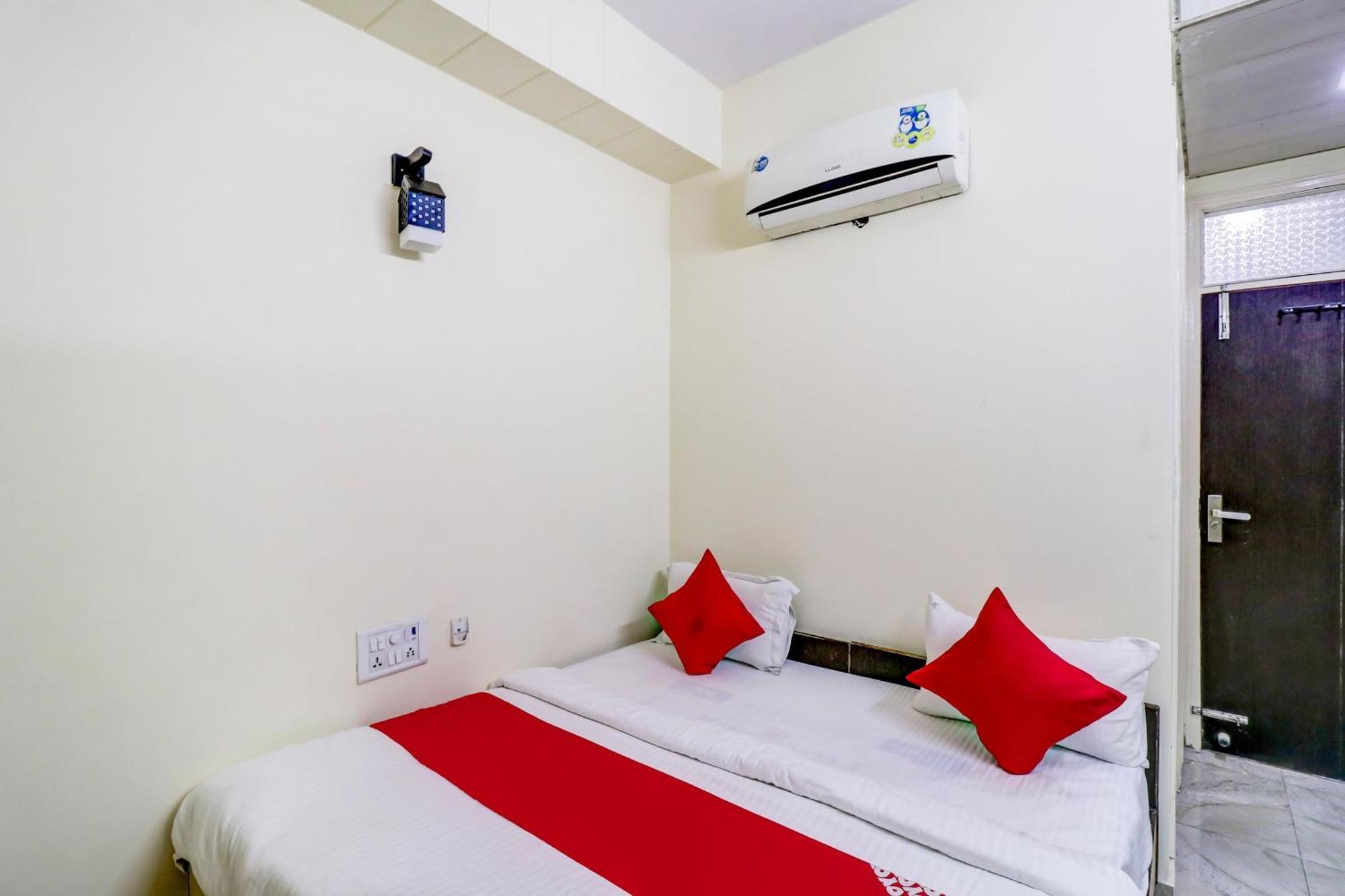 Hotel O Rs Hotels Near Pitampura Metro デリー エクステリア 写真