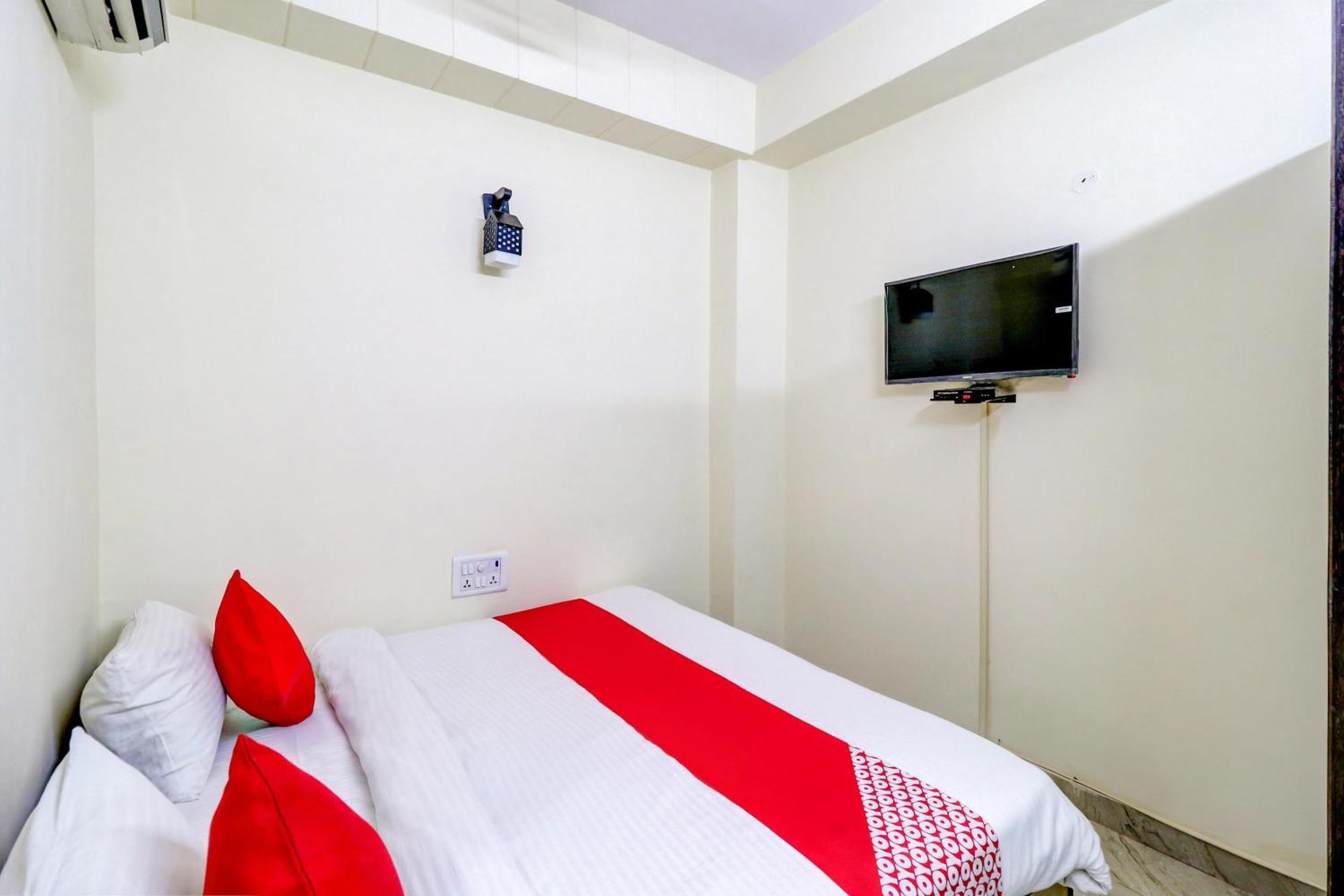 Hotel O Rs Hotels Near Pitampura Metro デリー エクステリア 写真
