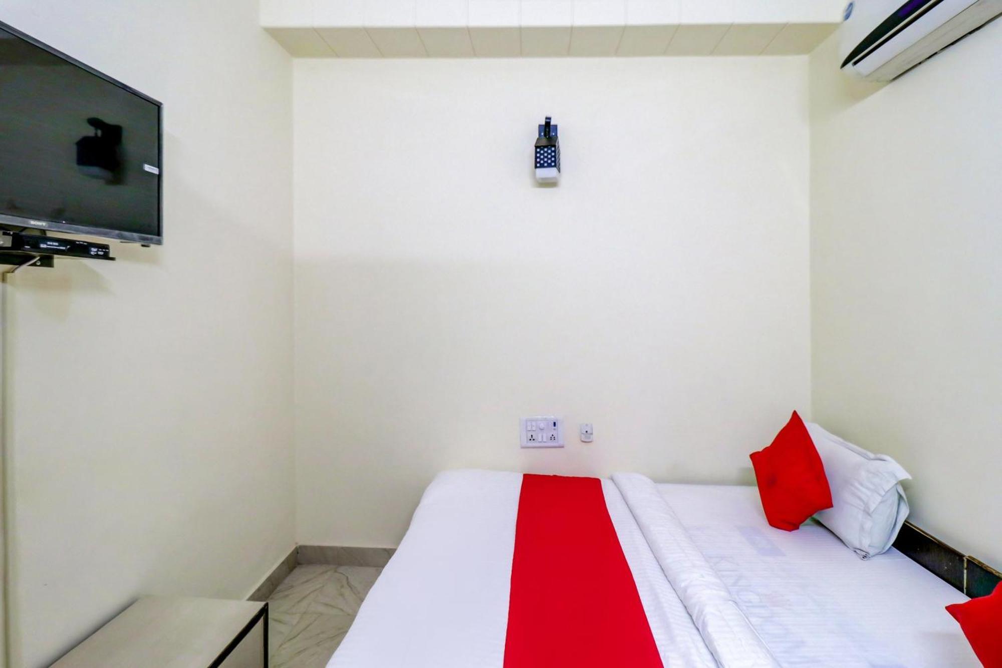 Hotel O Rs Hotels Near Pitampura Metro デリー エクステリア 写真