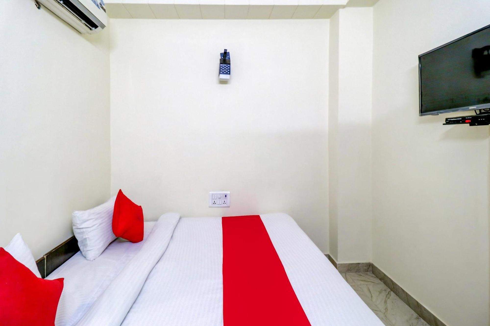 Hotel O Rs Hotels Near Pitampura Metro デリー エクステリア 写真