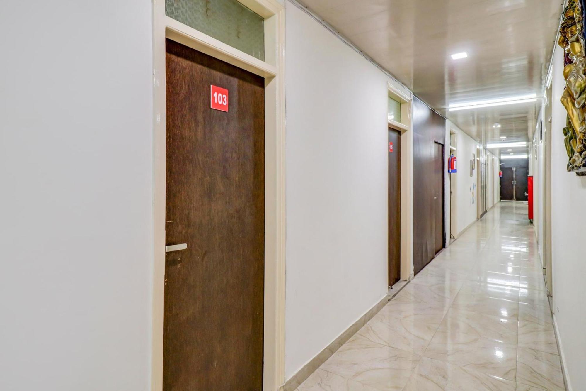 Hotel O Rs Hotels Near Pitampura Metro デリー エクステリア 写真