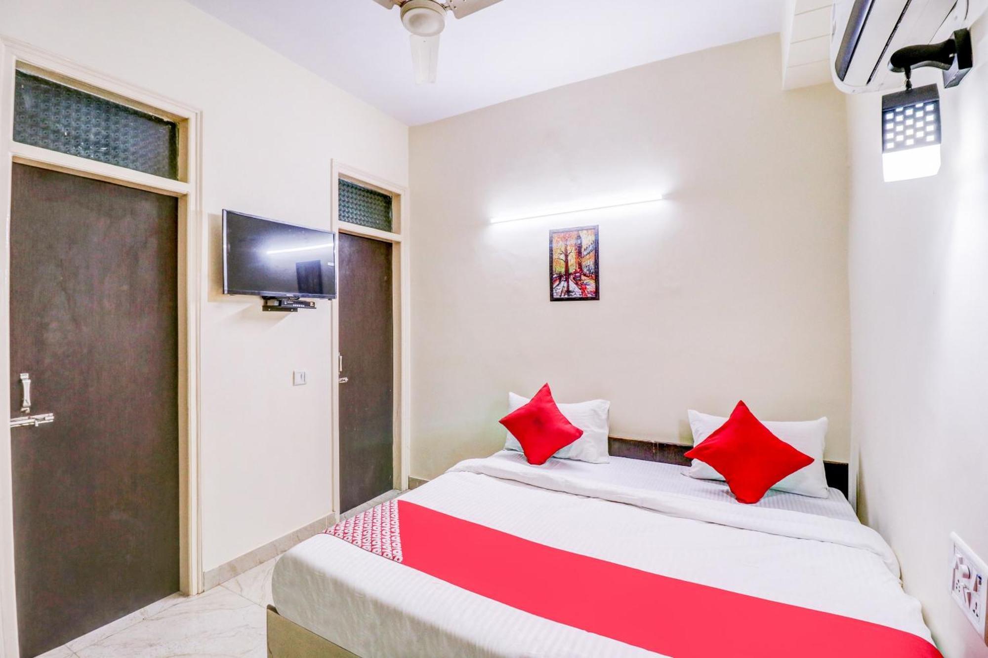 Hotel O Rs Hotels Near Pitampura Metro デリー エクステリア 写真