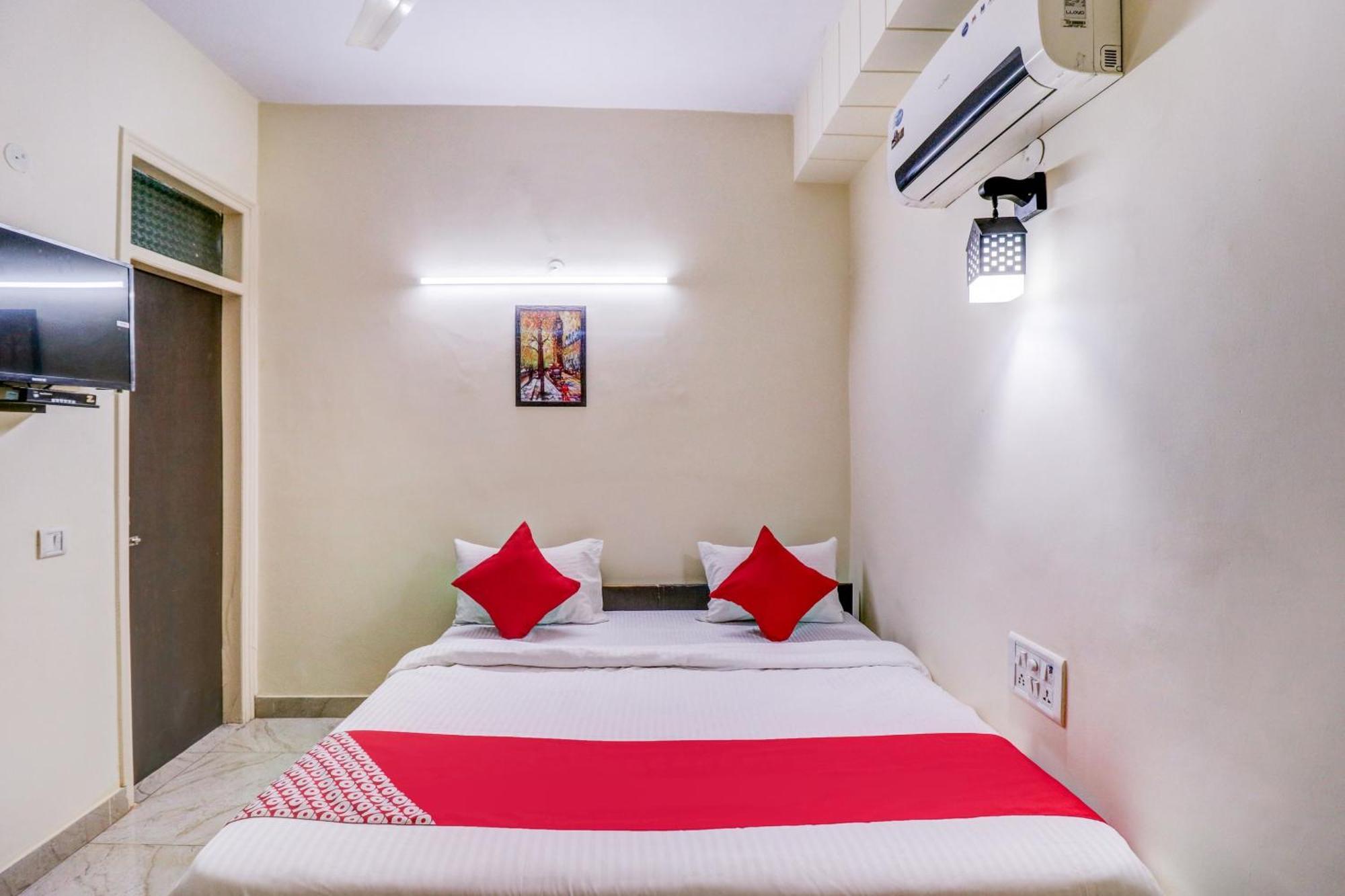 Hotel O Rs Hotels Near Pitampura Metro デリー エクステリア 写真