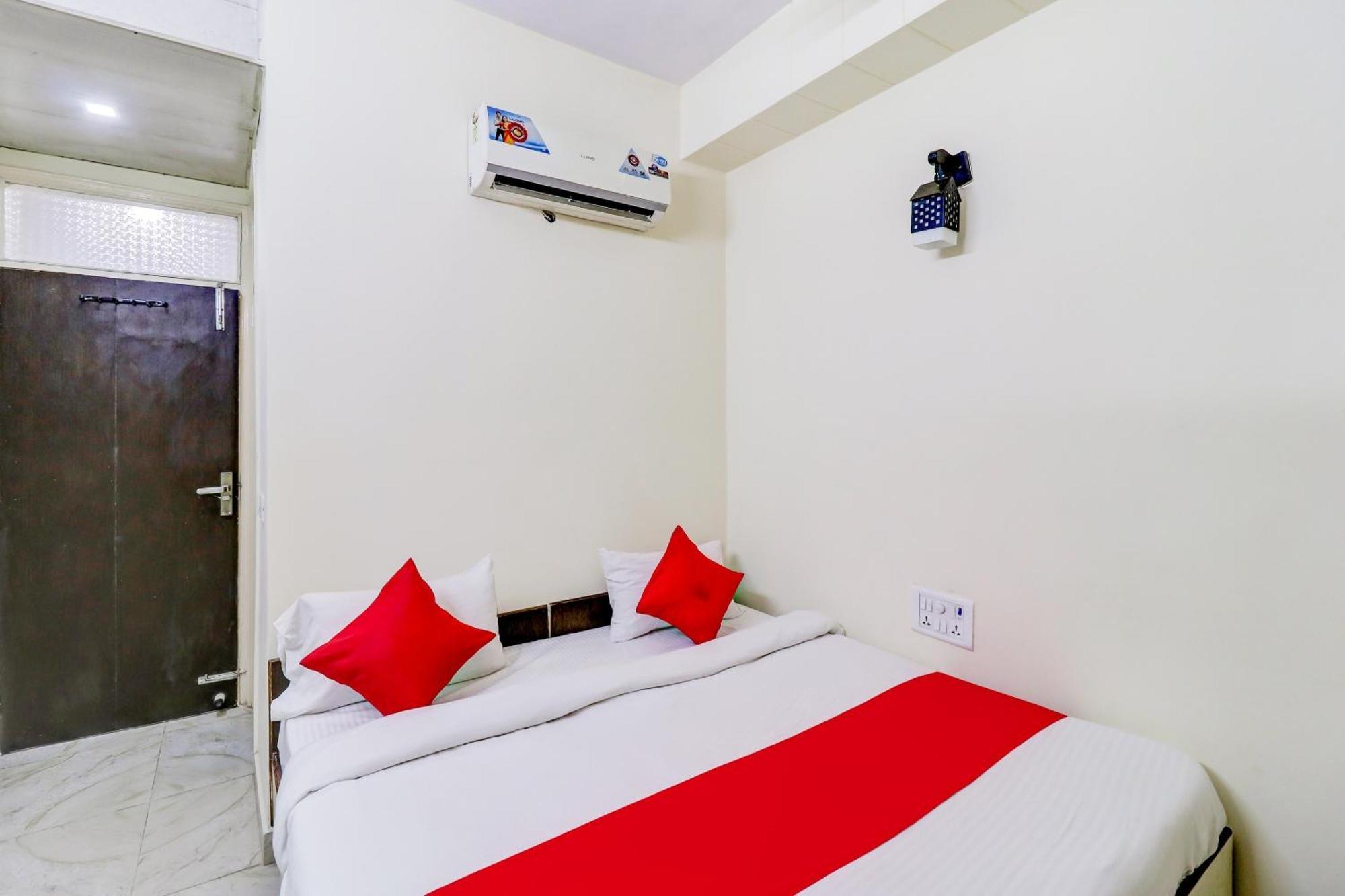 Hotel O Rs Hotels Near Pitampura Metro デリー エクステリア 写真